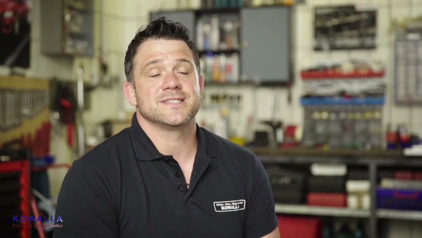 Tim Kowalla in der Werkstatt, er spricht über die Reparatur von Kühlern